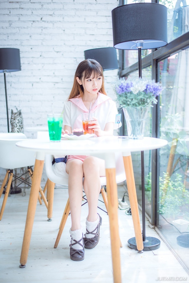 “进来吧。”吕布看了一眼地上的杯盏，摇了摇头，坐在自己的位子上向两女招了招手。